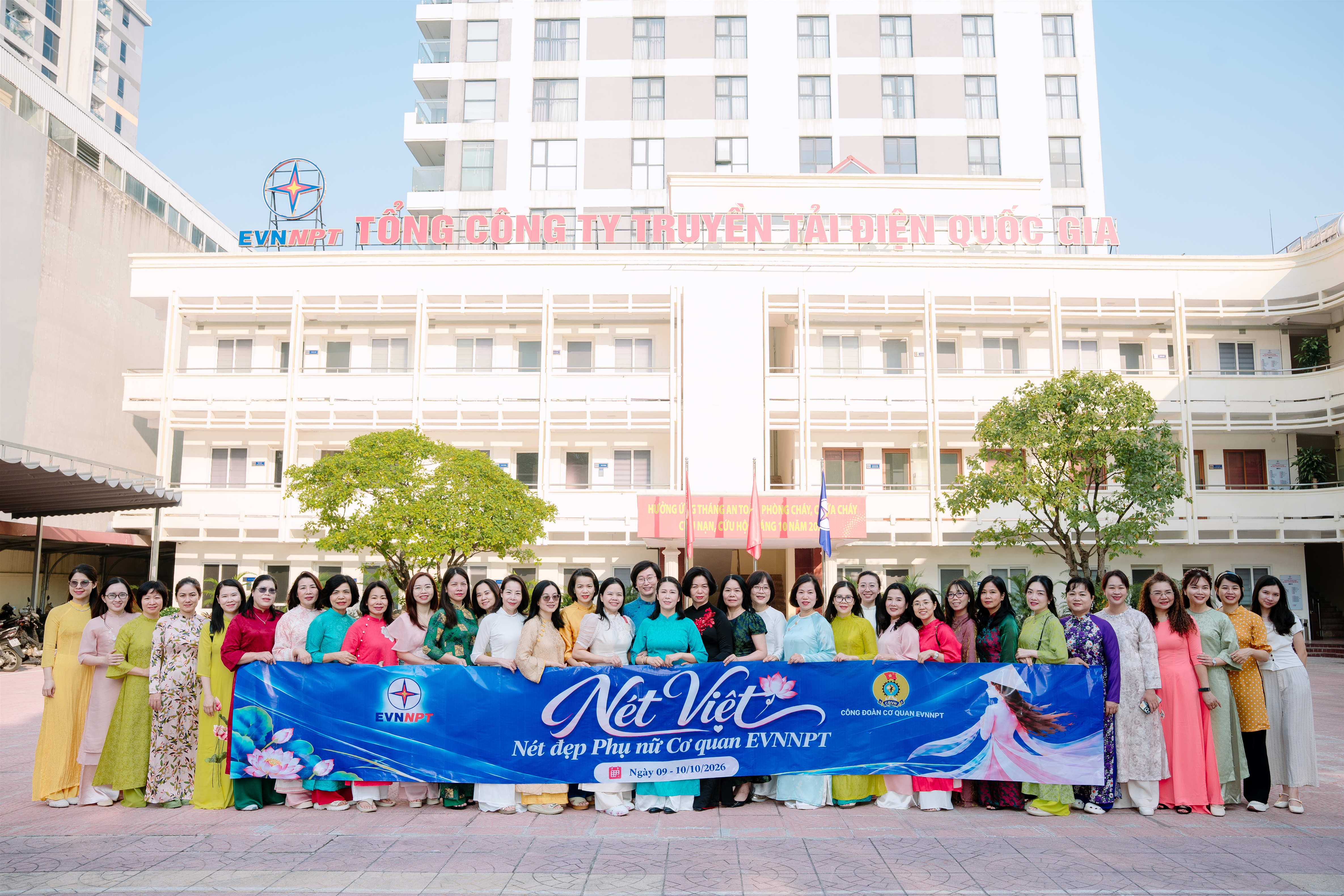 Chị em cơ quan EVNNPT xuất phát tại trụ sở Tổng Công ty